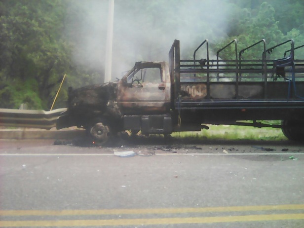 vehiculo policial quemado.jpg